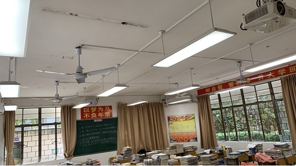 華輝教育照明提醒：教室照明的照度、色溫等必須要達(dá)到國(guó)家標(biāo)準(zhǔn)