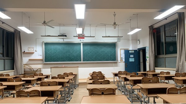 教室普遍使用頻閃的熒光燈對青少年的眼睛有什么危害？