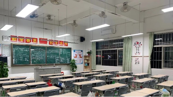 華輝教育照明LED護眼燈具符合中小學教室照明標準要求