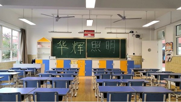 為了保護(hù)學(xué)生的視力，教室安裝華輝教育照明護(hù)眼教室燈具