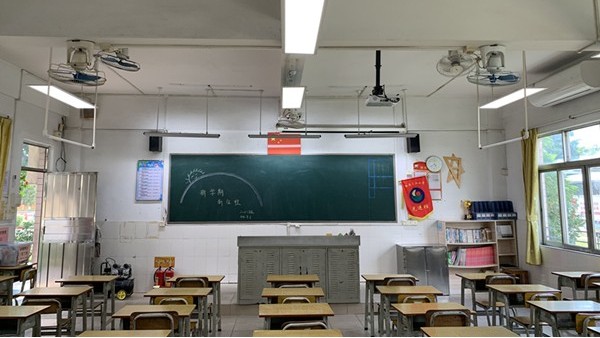 教室照明<i style='color:red'>改造后</i>，燈光變?nèi)岷土?，對孩子們預(yù)防近視更有效了