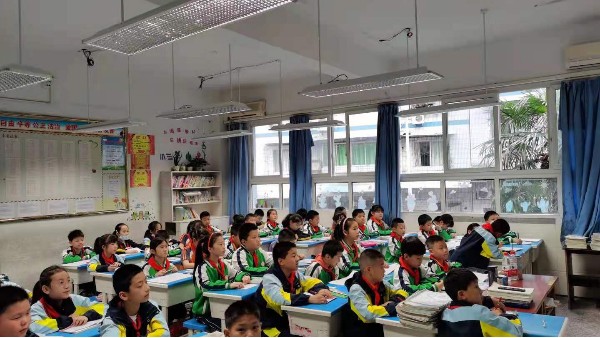 <i style='color:red'>十大教育照明品牌</i>——華輝教育照明，為學生打造教室優(yōu)質照明光環(huán)境
