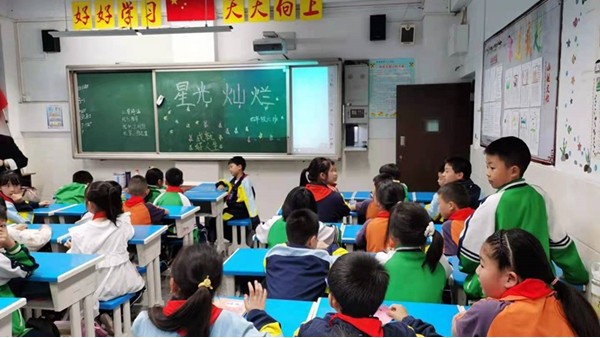 學(xué)生“小眼鏡”呈低齡化趨勢(shì)，華輝教育照明助力教室照明保護(hù)視力